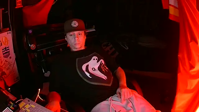 Snapshot of Bowerboi chatting on 20, 11, 2025 Bowerboi online show from 20, 11, 2025