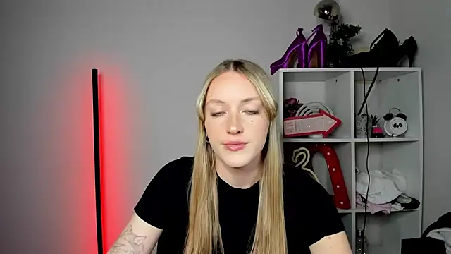 EvelynBlond online show from 4, 5, 2026