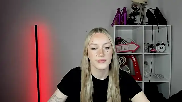 EvelynBlond online show from 10, 6, 2026