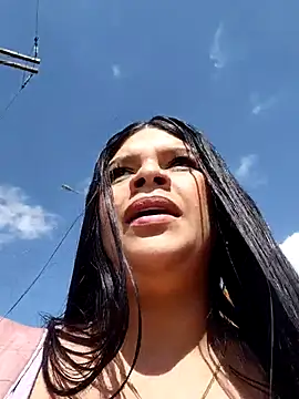 Layla-daring online show from 9, 5, 2026