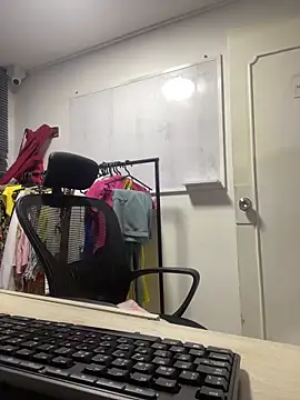 Snapshot of charlie_bass chatting on 5, 12, 2025 charlie bass online show from 5, 12, 2025