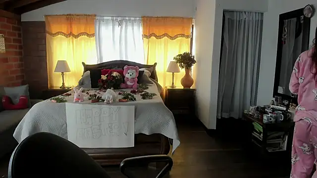 Snapshot of Charlotte-Willson chatting on 6, 4, 2026 Charlotte-Willson online show from 6, 4, 2026