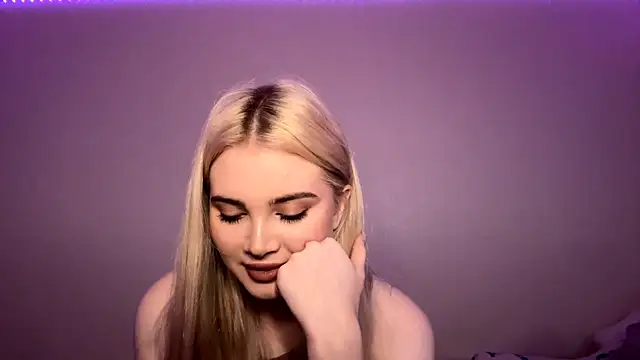 Snapshot of KarissaBoisse chatting on 3, 12, 2025 KarissaBoisse online show from 3, 12, 2025