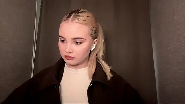 Snapshot of KarissaBoisse chatting on 16, 12, 2025 KarissaBoisse online show from 16, 12, 2025