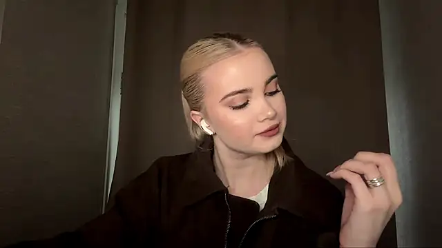 Snapshot of KarissaBoisse chatting on 17, 12, 2025 KarissaBoisse online show from 17, 12, 2025