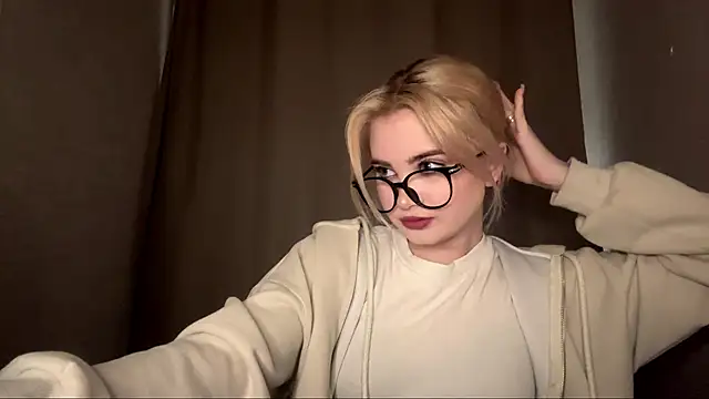 Snapshot of KarissaBoisse chatting on 18, 12, 2025 KarissaBoisse online show from 18, 12, 2025