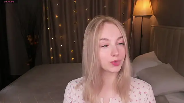 Snapshot of Shy_Polly chatting on 26, 4, 2026 Shy Polly online show from 26, 4, 2026