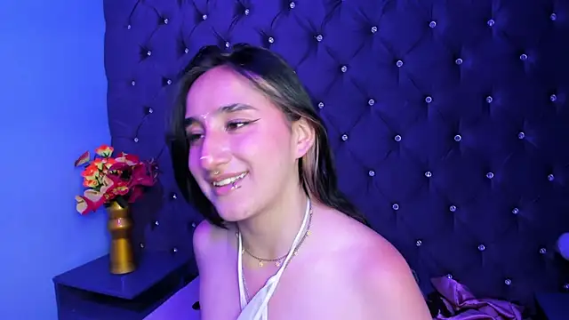 Snapshot of CharlotteStuart chatting on 4, 4, 2026 CharlotteStuart online show from 4, 4, 2026