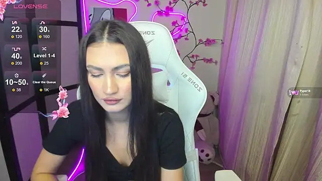 Snapshot of AdeleLuu chatting on 25, 11, 2025 AdeleLuu online show from 25, 11, 2025