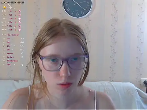 Snapshot of LustfulSarah chatting on 4, 10, 2025 LustfulSarah online show from 4, 10, 2025