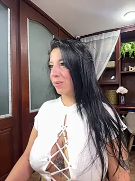 Snapshot of VictoriaHenao chatting on 5, 5, 2026 VictoriaHenao online show from 5, 5, 2026