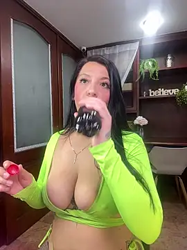 Snapshot of VictoriaHenao chatting on 8, 5, 2026 VictoriaHenao online show from 8, 5, 2026