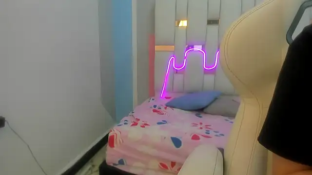 mask red girl online show from 10, 2, 2026