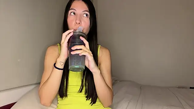 heyitsmia online show from 4, 12, 2025