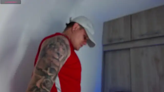 Snapshot of leon_cumming chatting on 25, 11, 2025 leon cumming online show from 25, 11, 2025