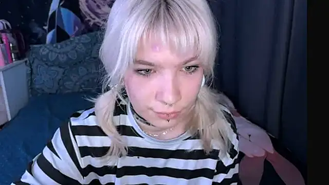 Snapshot of LolaDollyMur chatting on 14, 12, 2025 LolaDollyMur online show from 14, 12, 2025