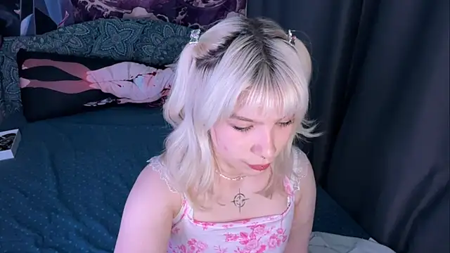 Snapshot of LolaDollyMur chatting on 15, 12, 2025 LolaDollyMur online show from 15, 12, 2025