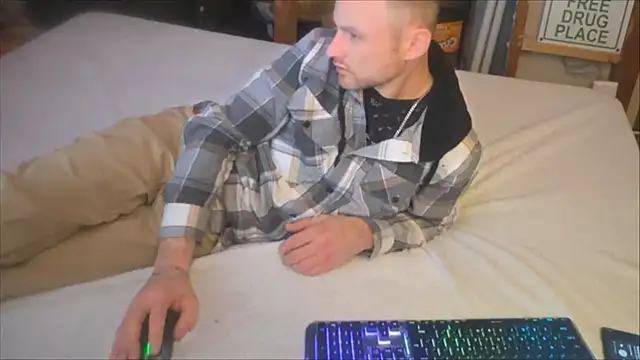 Snapshot of famous1tad chatting on 23, 12, 2025 famous1tad online show from 23, 12, 2025