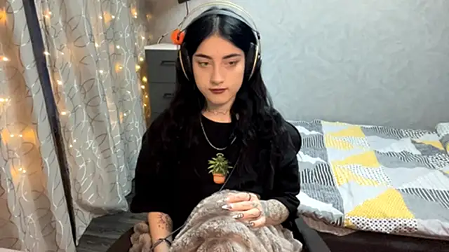 Snapshot of Meowluly chatting on 3, 12, 2025 Meowluly online show from 3, 12, 2025