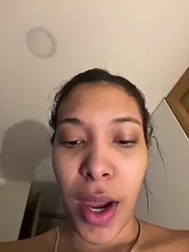 Snapshot of KarolRojas_22 chatting on 10, 6, 2026 KarolRojas 22 online show from 10, 6, 2026