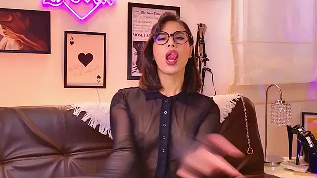 Snapshot of Rue_Bellafire chatting on 4, 12, 2025 Rue Bellafire online show from 4, 12, 2025