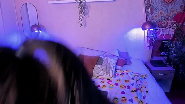 Laraa Rouss  online show from 5, 12, 2025