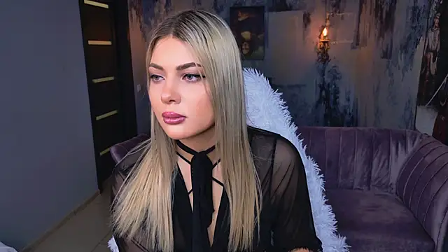 Snapshot of HyileyClark chatting on 4, 3, 2026 HyileyClark online show from 4, 3, 2026