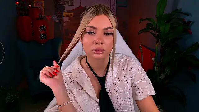 Snapshot of HyileyClark chatting on 6, 3, 2026 HyileyClark online show from 6, 3, 2026