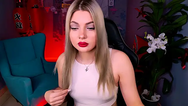 Snapshot of HyileyClark chatting on 6, 4, 2026 HyileyClark online show from 6, 4, 2026