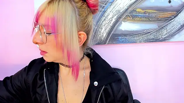 Snapshot of samanta-fox chatting on 5, 12, 2025 samanta-fox online show from 5, 12, 2025