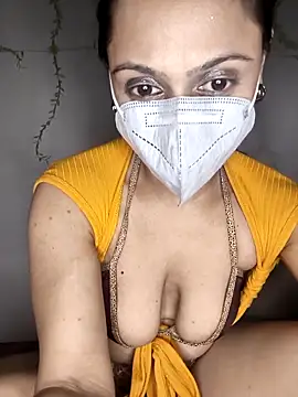 Snapshot of HONEY_BEBS chatting on 5, 2, 2026 HONEY BEBS online show from 5, 2, 2026