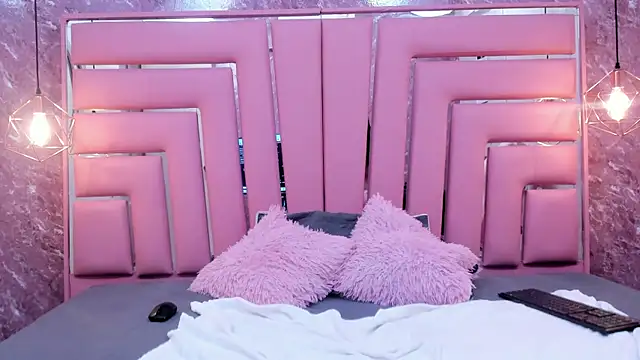 HOTTIE MIA  online show from 1, 12, 2025