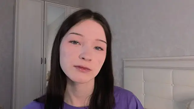 Snapshot of YvonneShames chatting on 17, 12, 2025 YvonneShames online show from 17, 12, 2025