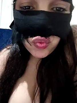 Snapshot of Amou-na chatting on 22, 12, 2025 Amou-na online show from 22, 12, 2025