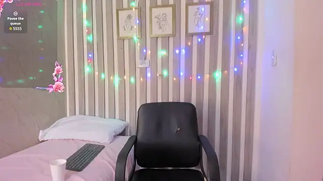  Zoecooper online show from 2, 2, 2026