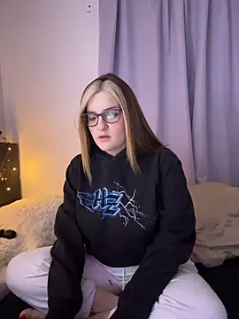 Snapshot of kira_velour chatting on 6, 1, 2026 kira velour online show from 6, 1, 2026