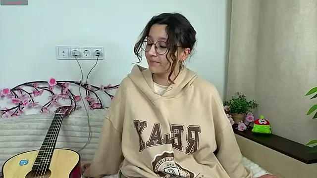 Snapshot of LinBeemon chatting on 18, 12, 2025 LinBeemon online show from 18, 12, 2025