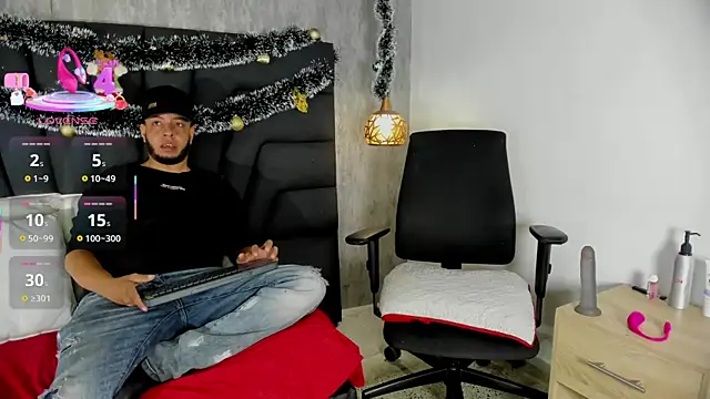 Snapshot of Spencer_LunaBigtits chatting on 14, 12, 2025 Spencer LunaBigtits online show from 14, 12, 2025