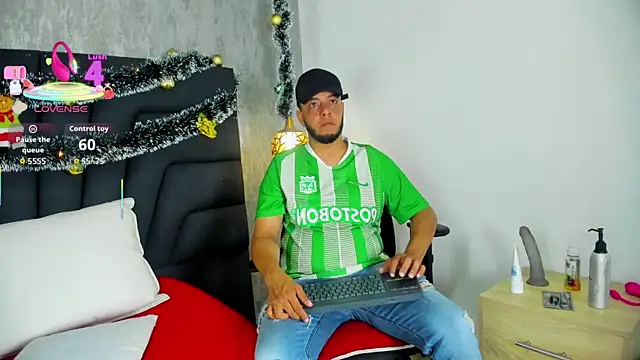 Snapshot of Spencer_LunaBigtits chatting on 17, 12, 2025 Spencer LunaBigtits online show from 17, 12, 2025