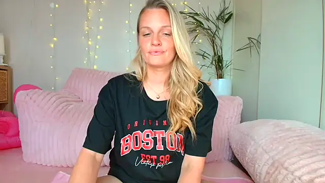 Snapshot of AussieErica chatting on 9, 1, 2026 AussieErica online show from 9, 1, 2026