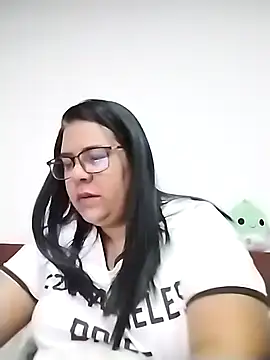 Snapshot of Carameloswing1 chatting on 4, 12, 2025 Carameloswing1 online show from 4, 12, 2025