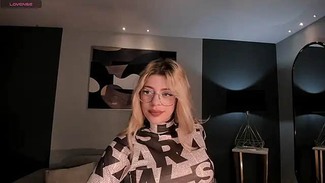 Snapshot of MadisonKane chatting on 12, 11, 2025 MadisonKane online show from 12, 11, 2025