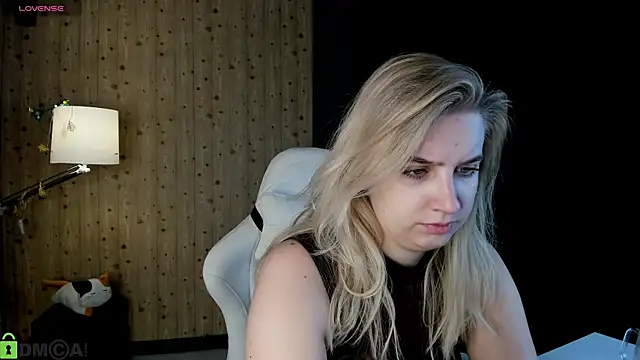 Snapshot of LunasShine chatting on 17, 12, 2025 LunasShine online show from 17, 12, 2025