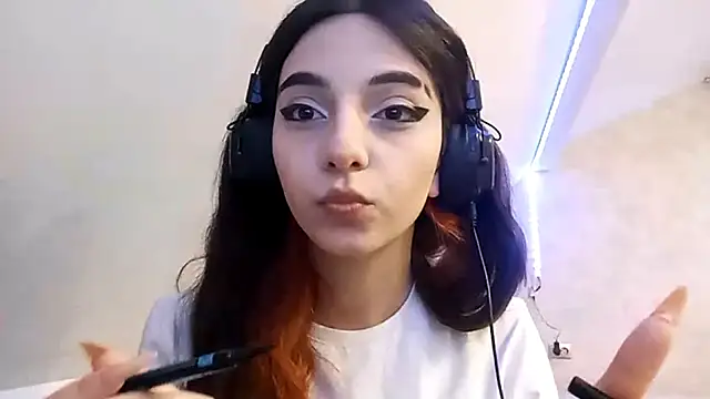 KizzieSchronce online show from 14, 12, 2025