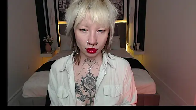 Luna Hurt online show from 19, 12, 2025