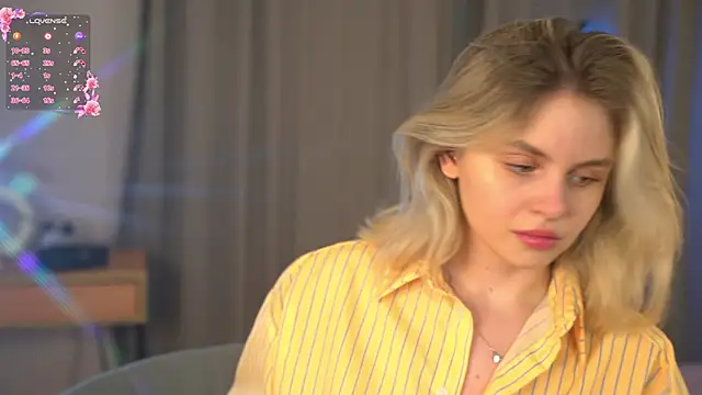 Snapshot of LuneaEvienne chatting on 19, 12, 2025 LuneaEvienne online show from 19, 12, 2025