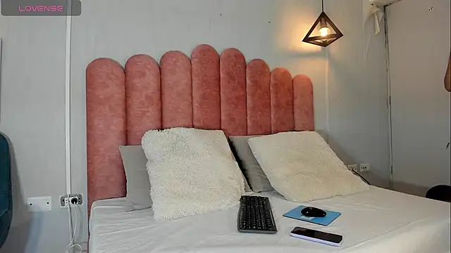 bella jonnes  online show from 17, 12, 2025