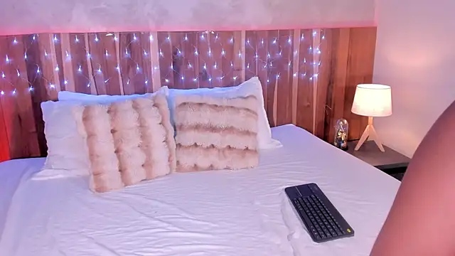 KrystalWoodss online show from 16, 12, 2025