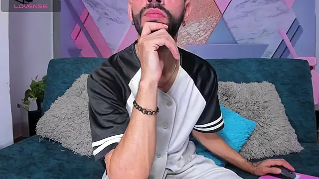 Snapshot of arcangel_harris chatting on 19, 12, 2025 arcangel harris online show from 19, 12, 2025