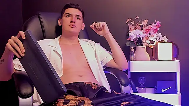 Valentino ceratti online show from 7, 2, 2026